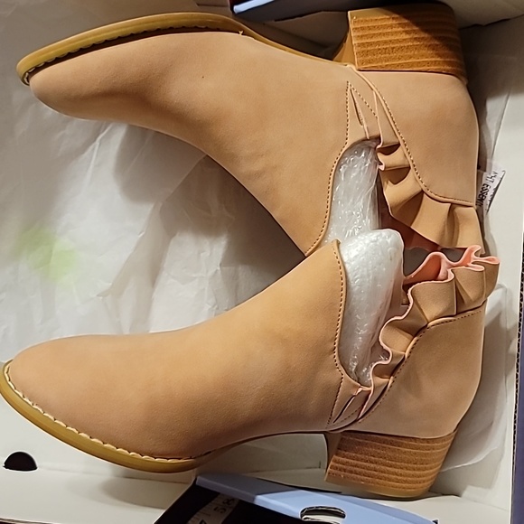 NIB  Ruffle ankle v cut out pointed toe chunky heel dressy western… - Picture 11 of 15